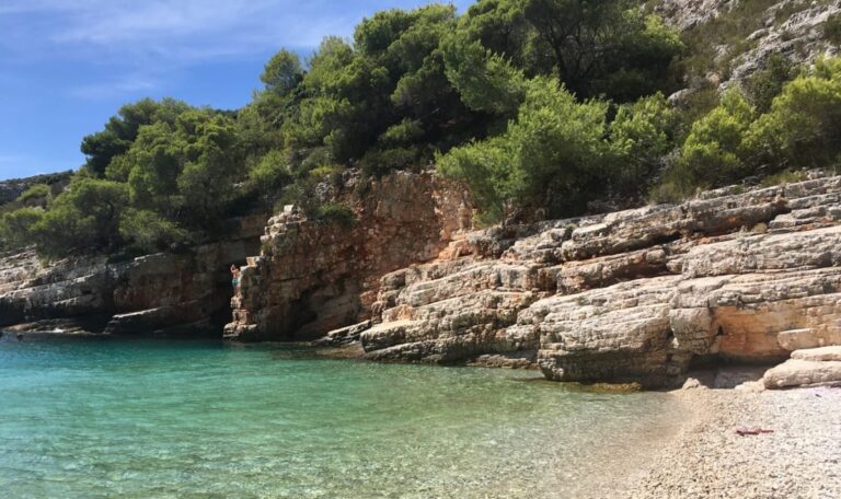 Aufregung auf kroatischer Insel: Elektrozaun versperrt Zugang zum Meer