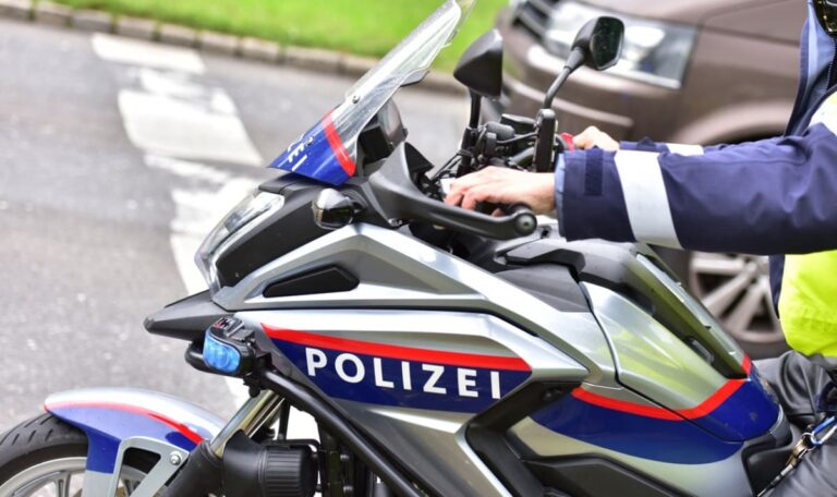 Motorradpolizist kollidiert mit Linienbus und landet im Spital