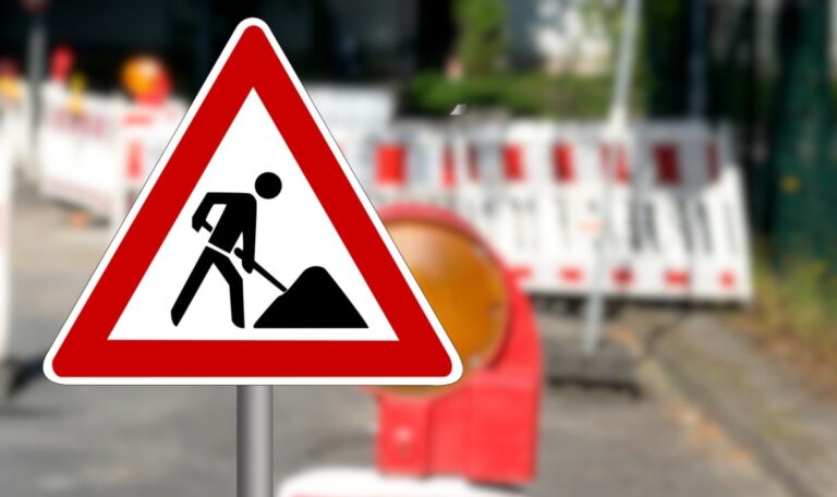 Betrunken Verkehrsschilder geklaut: 30-Jähriger muss 8.400 Euro zahlen