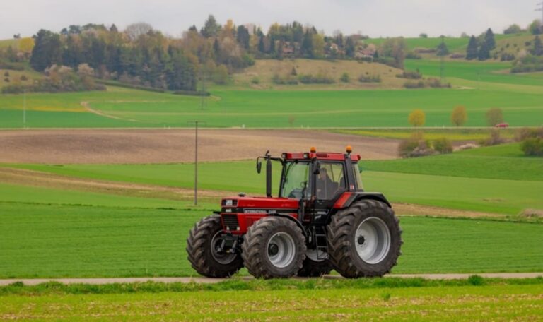 Tödlicher Arbeitsunfall in Österreich: 64-Jähriger von Zugmaschine überrollt