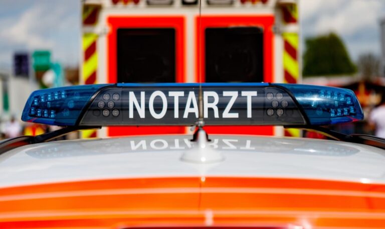 Reisebus mit 50 Passagieren kippt um: Zwei Tote, 26 Verletzte