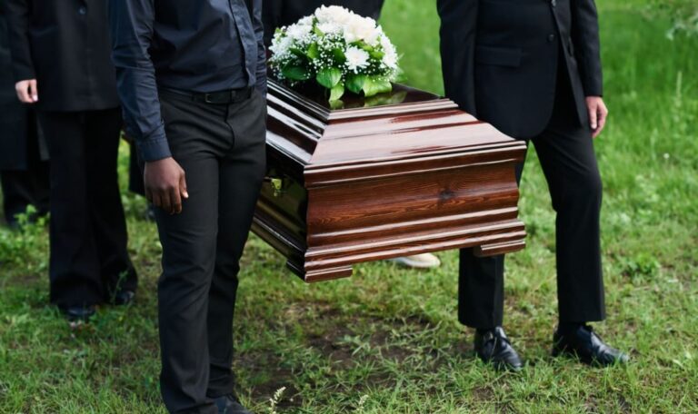 Familie öffnet Sarg – und findet darin die falsche Frau