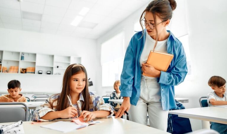 Wiederkehr alarmiert: Junglehrerinnen flüchten von Österreichs Schulen