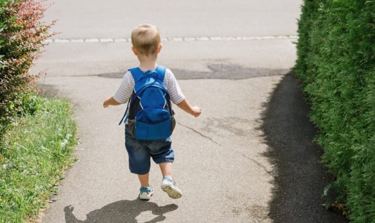 Bub (4) läuft plötzlich auf Straße – Autofahrerin versuchte noch zu bremsen