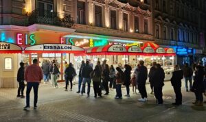 Wien steht für das letzte Tichy-Eis Schlange