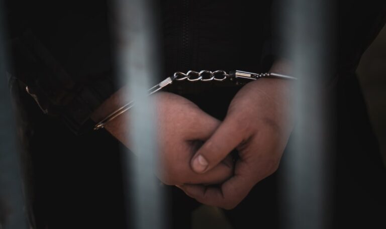 Mutter erdrosselt zweijährigen Sohn: 17-Jährige rettete die Geschwister
