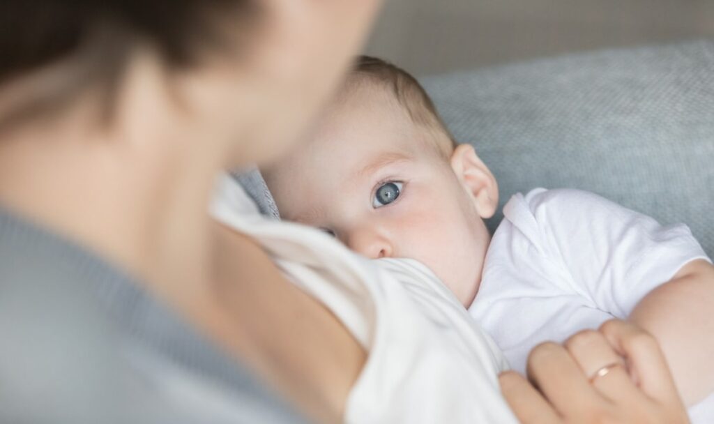 Mutter stillt Baby – Wirt schickt sie weg