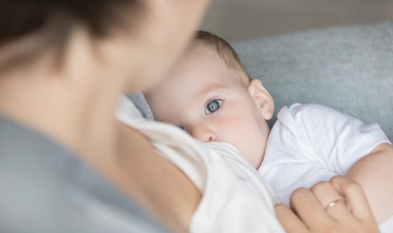 Mutter stillt Baby – Wirt schickt sie weg