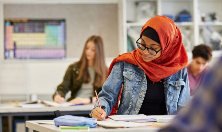Kopftuchverbot: LINKS ruft zu Schulstreik in Österreich auf
