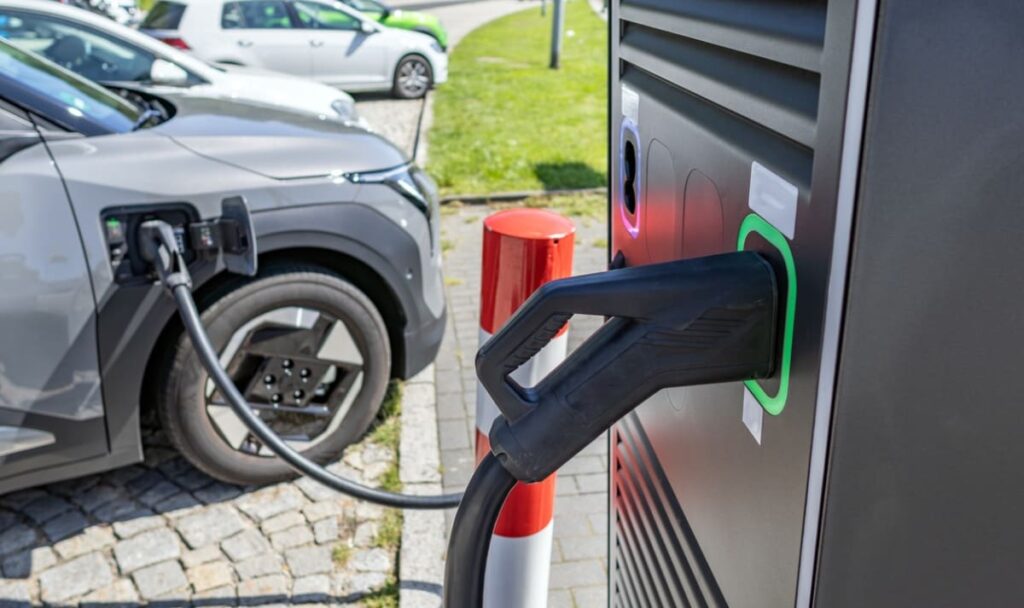 Studie enthüllt: E-Auto fährt um ein Drittel günstiger als Benziner