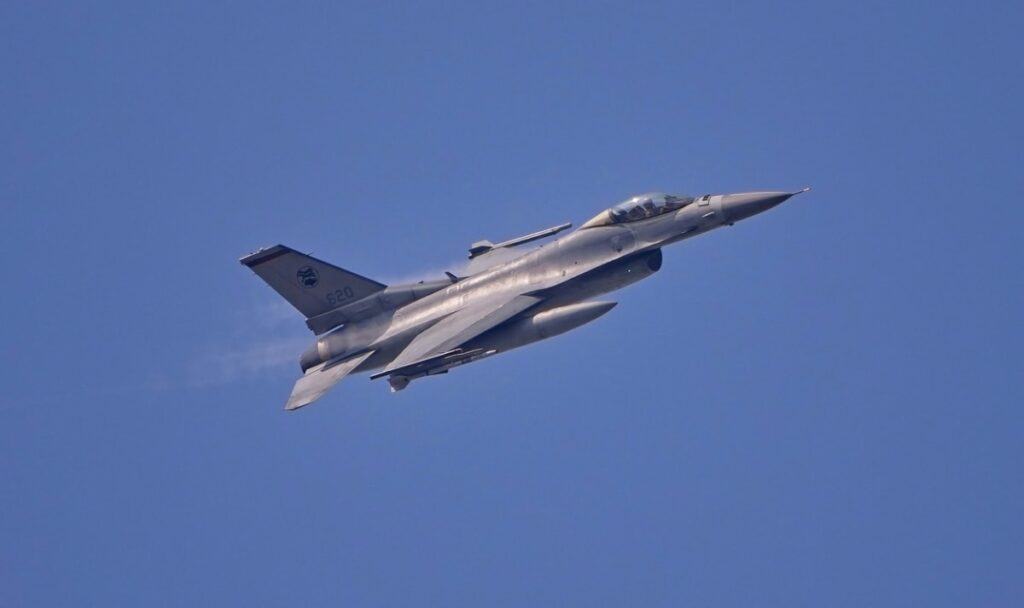 Riesige Rauchwolke: F-16 stürzt auf US-Airbase in Deutschland ab