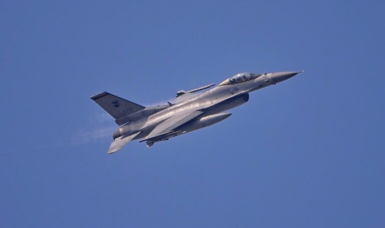 Riesige Rauchwolke: F-16 stürzt auf US-Airbase in Deutschland ab