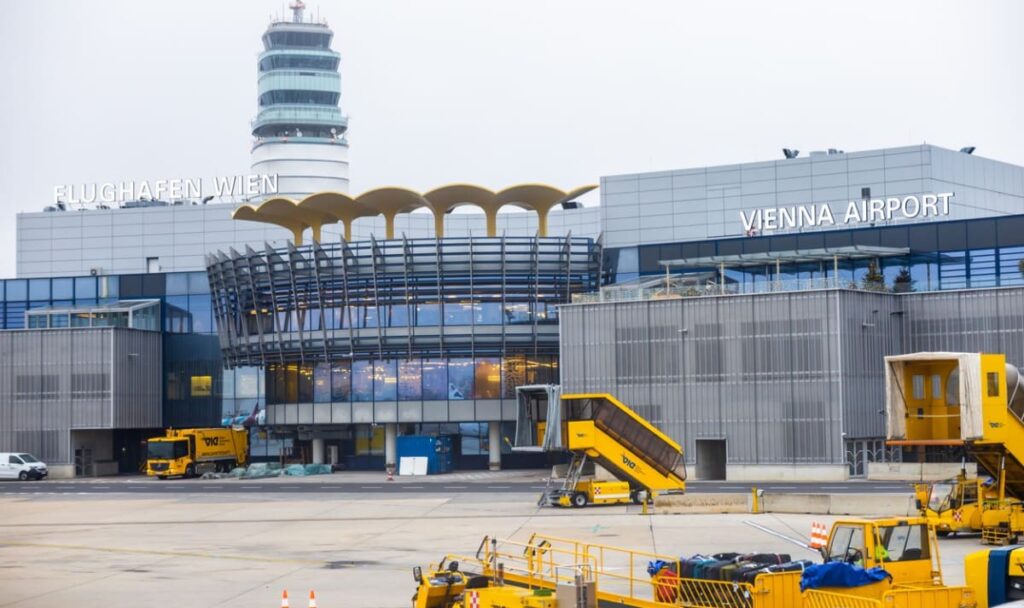 Passagier bricht am Flughafen Wien zusammen – Fremde werden zu Lebensrettern