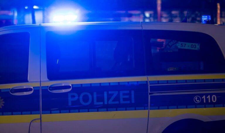 Schüsse vor Supermarkt: 60-Jähriger stirbt, Täter flüchtig