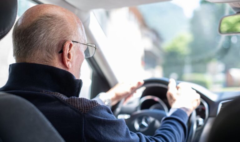 84-Jähriger räumt vier Autos ab – 70.000 Euro Schaden