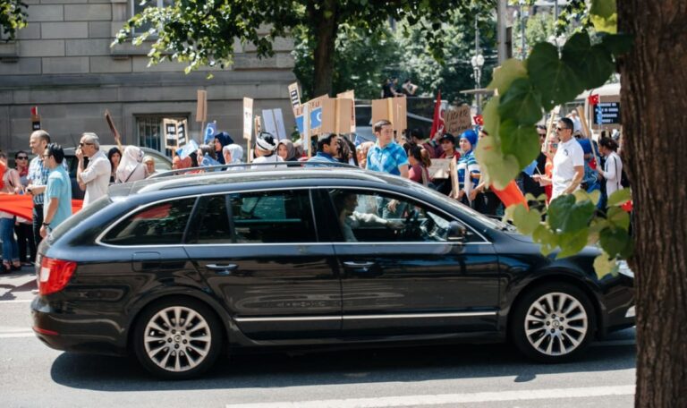 60 SUVs lahmgelegt: Aktivisten lassen die Luft raus