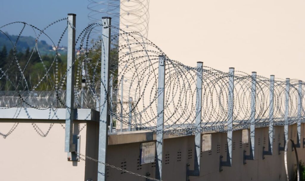 Österreichs Gefängnisse am Limit: Überfüllt und unterbesetzt