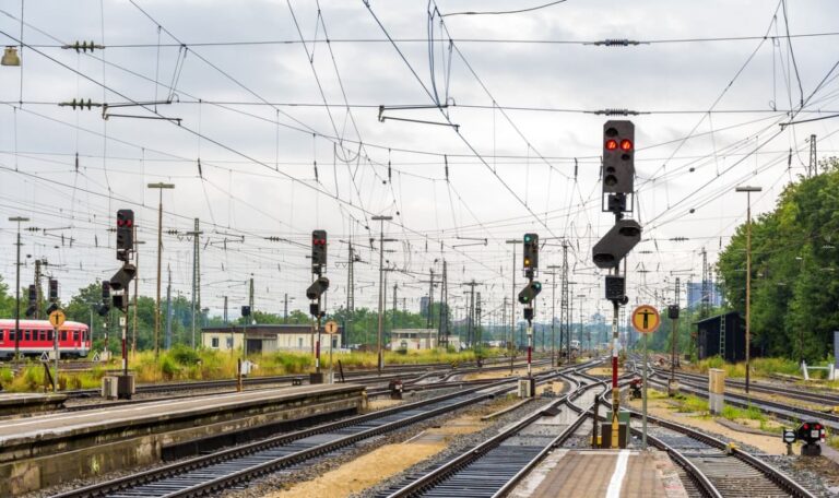 Explosion am Bahnhof: Mehrere Menschen verletzt