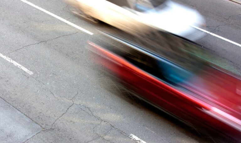 190 km/h statt 80: 19-Jähriger wollte sein Auto „trockenfahren“