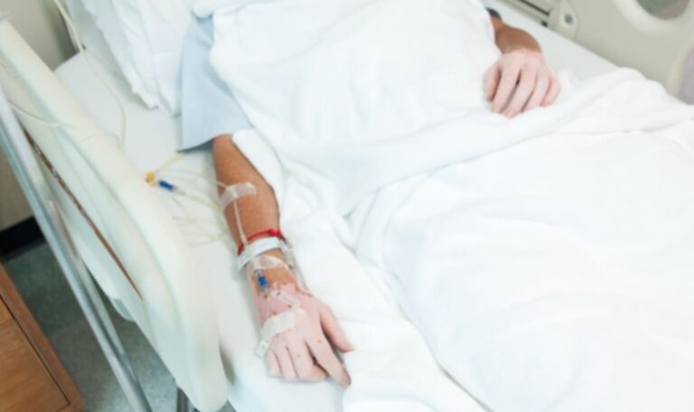 Schädelbruch nach Hilferuf: Wiener rettet Frau – jetzt kämpft er um sein Leben
