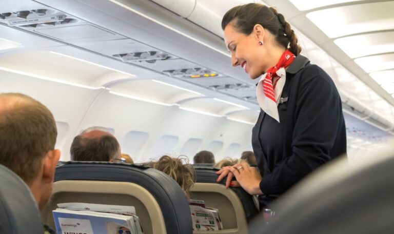 Auf Flug nach Zagreb: Mädchen (15) bittet heimlich um Hilfe