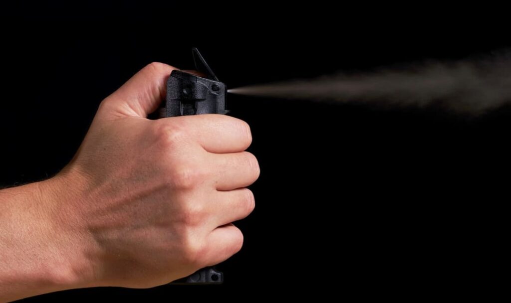 Fünf gegen drei: Brutale Pfefferspray-Attacke mitten in der Nacht