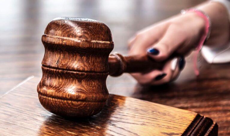 Alleinerbe vor Gericht: Soll 80-Jährige die Kellertreppe hinuntergestoßen haben