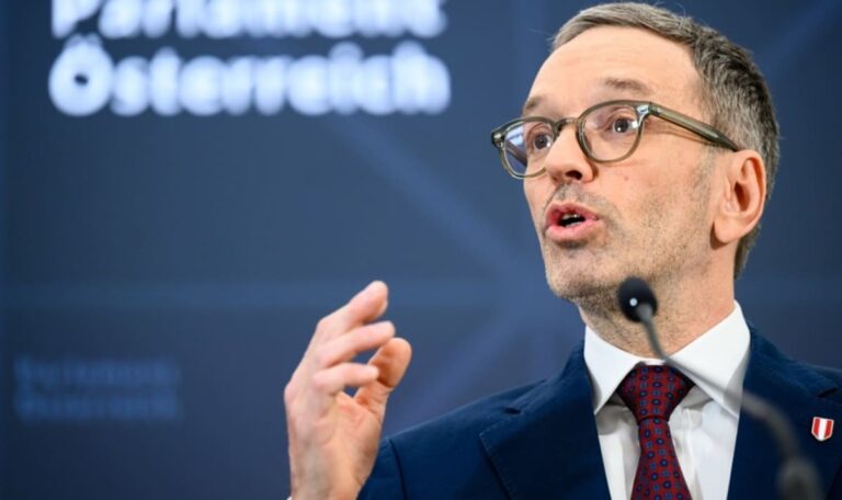 „Verlierer-Koalition krachend gescheitert“: Kickl stellt Misstrauensantrag