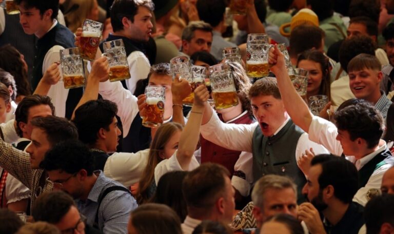 Wiesn-Besucher übergibt sich in der Dusche – 200.000 Euro Schaden