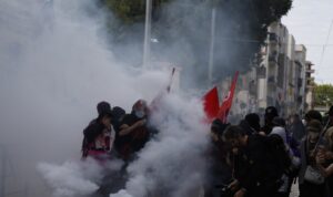 Schulen in Flammen – Frankreich versinkt in beispielloser Protestwelle