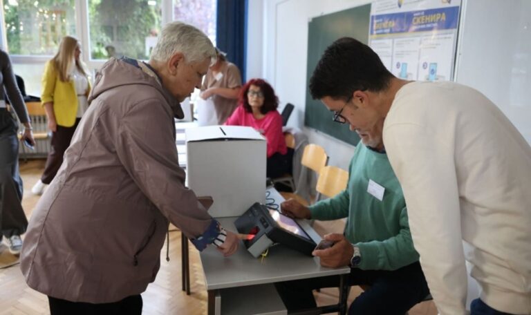 Wahlchaos in Bosnien: Scanner-Probleme verzögern Stimmabgabe