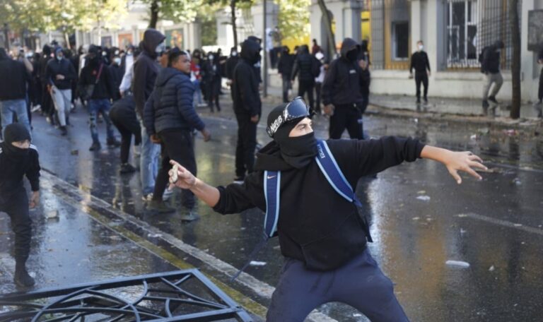 Molotowcocktails gegen Wasserwerfer – Demos in Tirana eskalieren