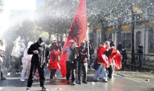 Straßenschlachten in Tirana: Wien-Besuch abgesagt, EU-Betritt in Gefahr
