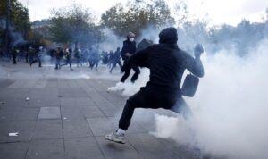 TV-Sender attackiert, Geschäfte geplündert: Massenproteste in Paris