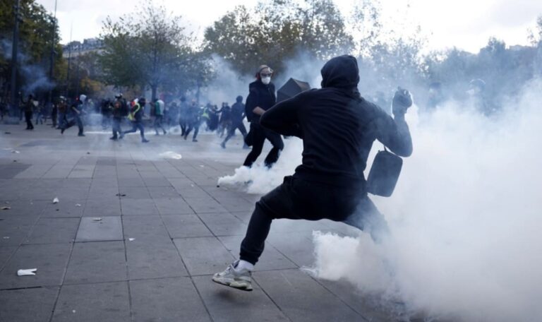 TV-Sender attackiert, Geschäfte geplündert: Massenproteste in Paris