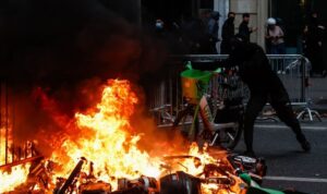 1.200 Festnahmen, brennende Rathäuser: Proteste in Frankreich eskalieren weiter