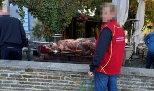 Ganzes Kalb am Grill, Gebetsraum als Küche – Magistrat schreitet ein