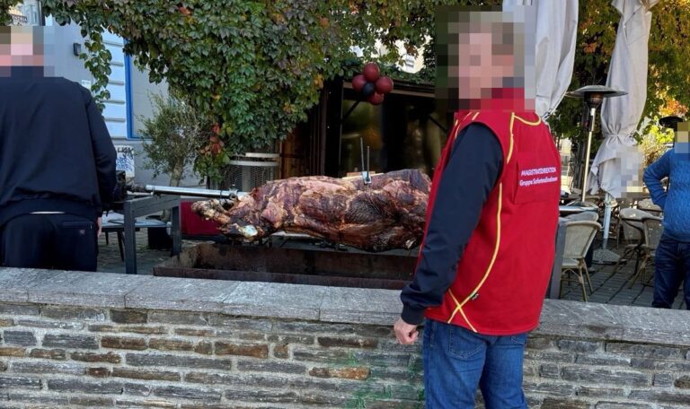 Ganzes Kalb am Grill, Gebetsraum als Küche – Magistrat schreitet ein