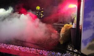 Lagerraum in Flammen: Feuerwehr muss vor Explosionen flüchten