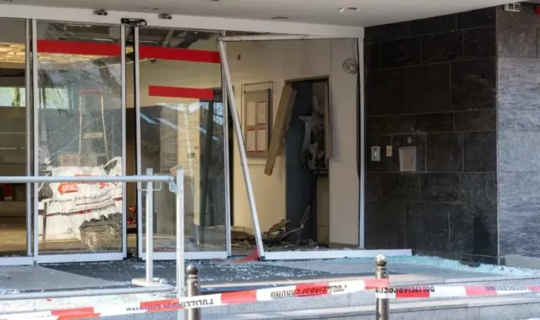 Bankomaten gesprengt, Auto geraubt: Drei Männer vor Gericht