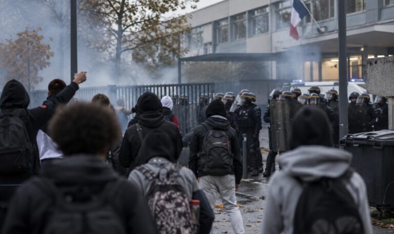 Polizeigranate reißt 15-Jährigem bei Schulprotest die Hand ab