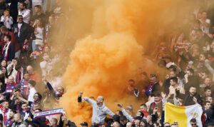 „Zertretet die Juden“: Skandal-Fans erschüttern Europa vor Ajax-Spiel