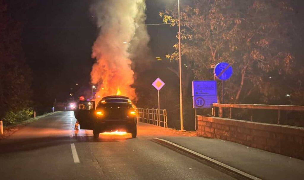 Rauch im Motorraum: Auto fing während der Fahrt Feuer