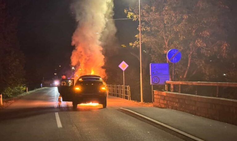 Rauch im Motorraum: Auto fing während der Fahrt Feuer