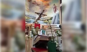 Tragödie vor laufender Kamera: Kreuz erschlägt Priester bei Messe