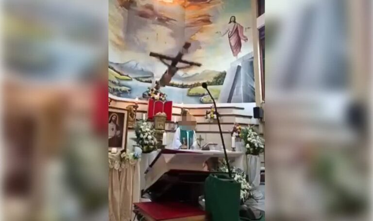 Tragödie vor laufender Kamera: Kreuz erschlägt Priester bei Messe