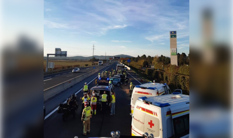 Stauende auf A9 übersehen: Vier Autos krachen ineinander