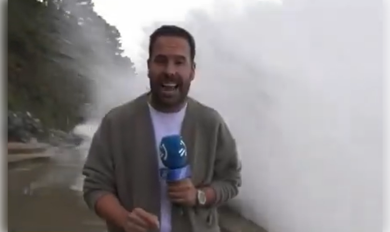 Mitten im Live-Bericht: Riesenwelle reißt Reporter zu Boden