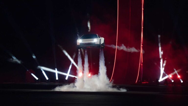 Neuer Tesla kann fliegen: Musk zeigt Sportwagen mit Raketendüsen (VIDEO)