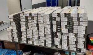 Zwölf Koffer, ein Bub, 57.000 Zigaretten: Zoll-Hammer am Airport